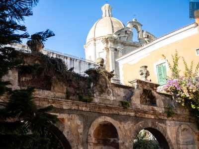 Un contrasto naturalistico e architettonico che si pu� apprezzare soltanto da questo magico giardino